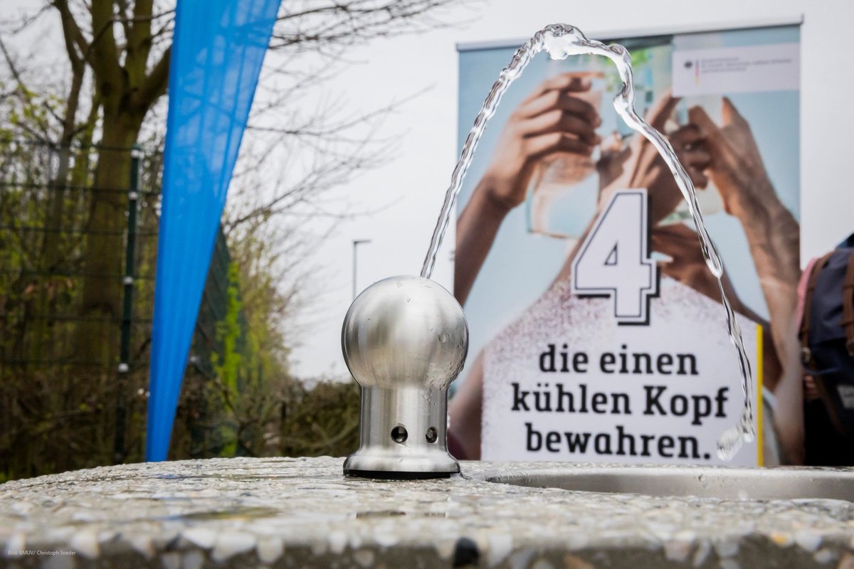 🌍🚰Ein Spiel – ein Trinkbrunnen! Heute am #Weltwassertag haben BMin @SteffiLemke und BMin @LisaPaus den ersten von 51 Trinkbrunnen in 🇩🇪 eingeweiht!💧 #HeimspielFürEuropa #EURO2024 bmuv.de/PM10939