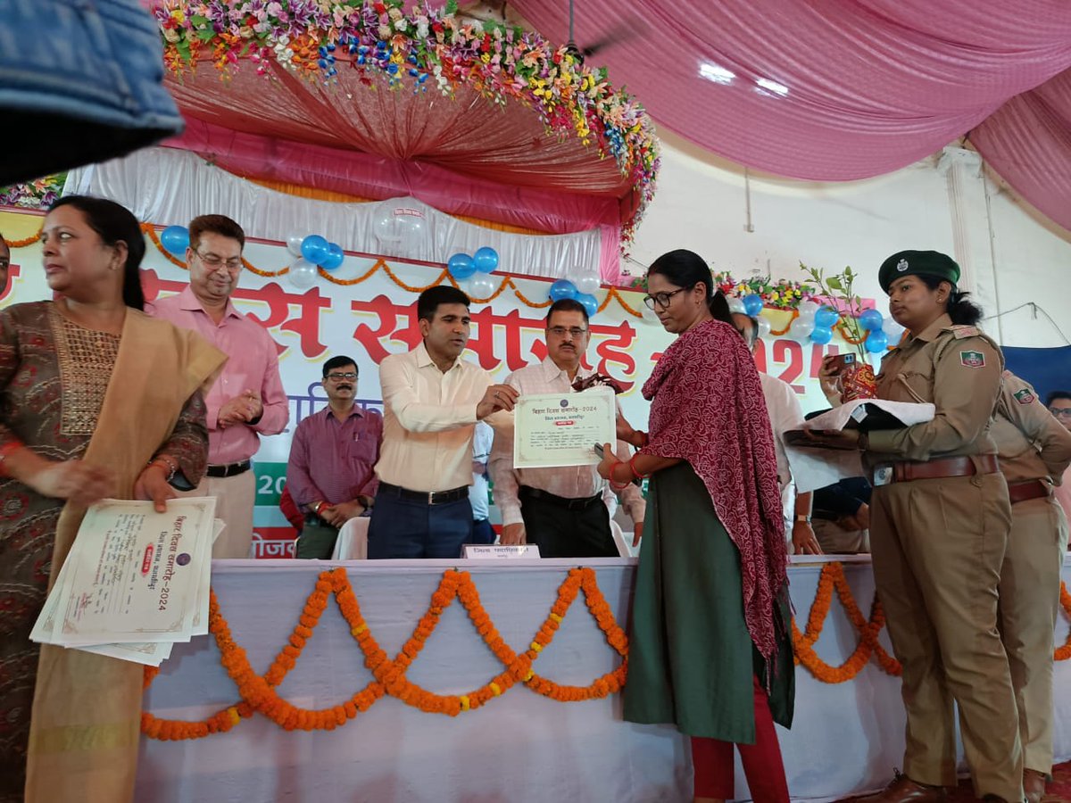 ICDSsamastipur's tweet photo. बिहार दिवस  के शुभ अवसर पर रंगोली प्रतियोगिता एवं निबंध लेखन प्रतियोगिता में प्रथम, द्वितीय एवं तृतीय स्थान प्राप्त करने वाली आंगनवाडी सेविका एवं महिला प्रवेक्षिकां को जिला पदाधिकारी समस्तीपुर के द्वारा प्रशस्ति पत्र एवं पौधा से सम्मानित किया गया।
@DM_Samastipur @AlkaDpo https://t.co/1BLXE9RTKu