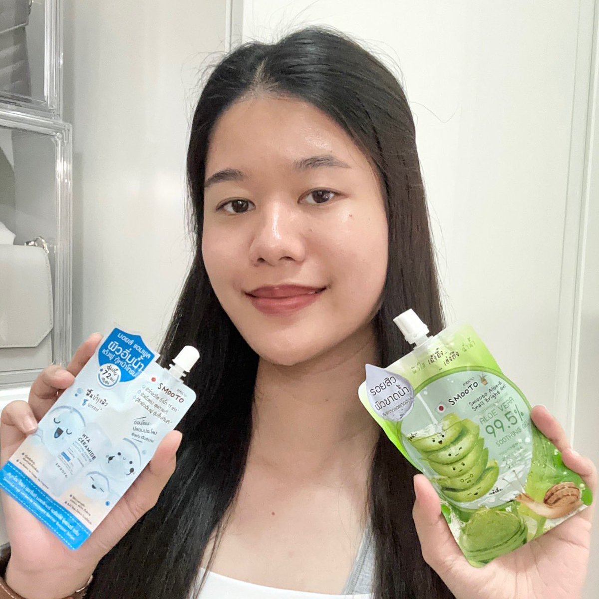 มัดรวมของดีจากแบรนด์ smooto ที่ใช้ได้ทุกวัน ตอบโจทย์มาก

-เจลอโลซองเขียว smooto ทาได้ทั้งตัวเลยหรือจะแช่เย็นฟินๆ โบกๆหน้าและตัว สดชื่นนนนน ใช้ก่อนแต่งหน้าก็ช่วยให้เมคอัพติดทน
-มอยส์ แอมพูลซองฟ้า Smooto ออกใหม่ อันนี้โฮ่งมาก เป็นม้อยที่ทาแล้วหน้าชุ่มชื่นฉ่ำน้ำมากๆ