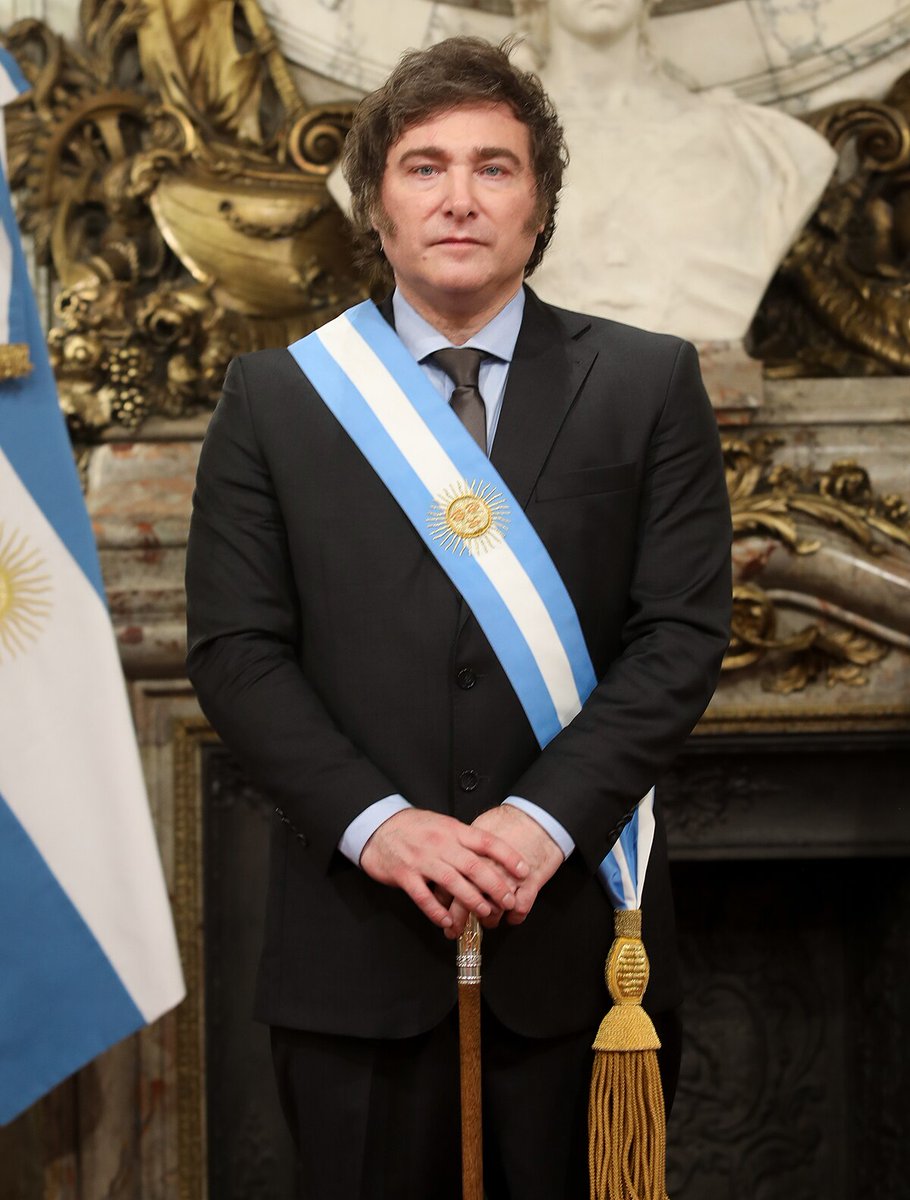 horaciolocutor's tweet photo. Sr presidente @JMilei le quiero contar que lo voté.  Soy hijo de docentes y siempre me enseñaron a no ser un lame botas.  soy periodista y locutor nacional. Soy de corrientes sin trabajo. Usted manifestó que las redes son un contacto directo con la gente. Me manda un MP por favor https://t.co/c27ga0DdNL