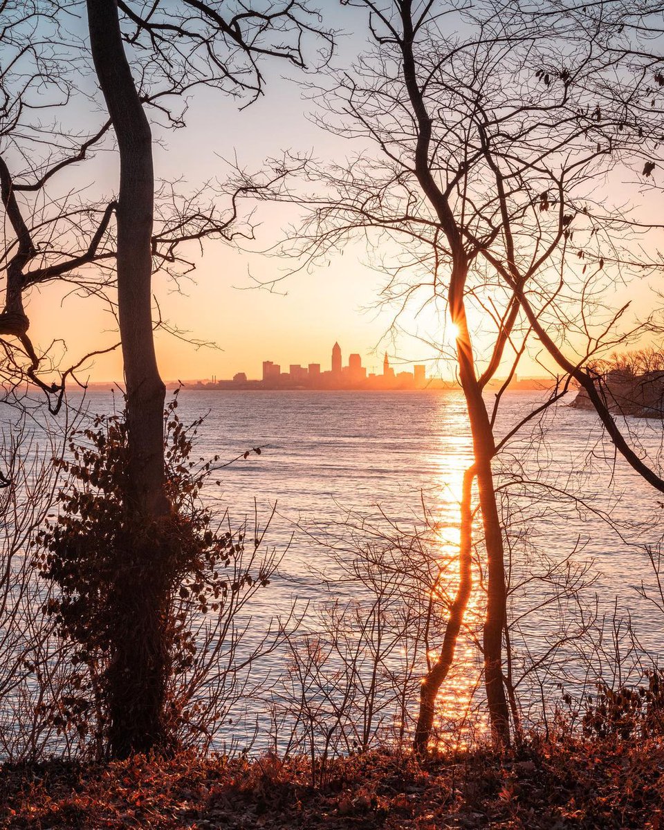 Happy Friday, Cleveland! Here's a beautiful sunrise over The Land to brighten the start of your day ☀️ Photo: @GabeWasylko