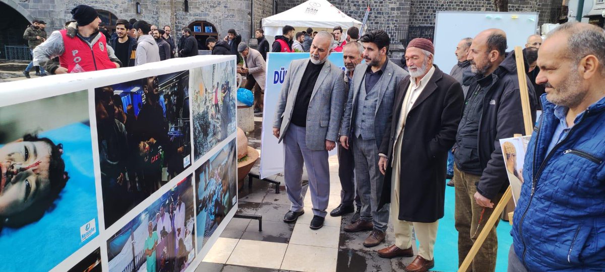 Kayapınar İlçe Belediye Başkan Adayımız Mehmet Demir ve İlçe Başkanımız M.Emin Akyüz Dünya Mustazaflar Haftası münasebeti ile Ulu Cami yerleşkesinde düzenlenen  resim sergisini ziyaret etti.