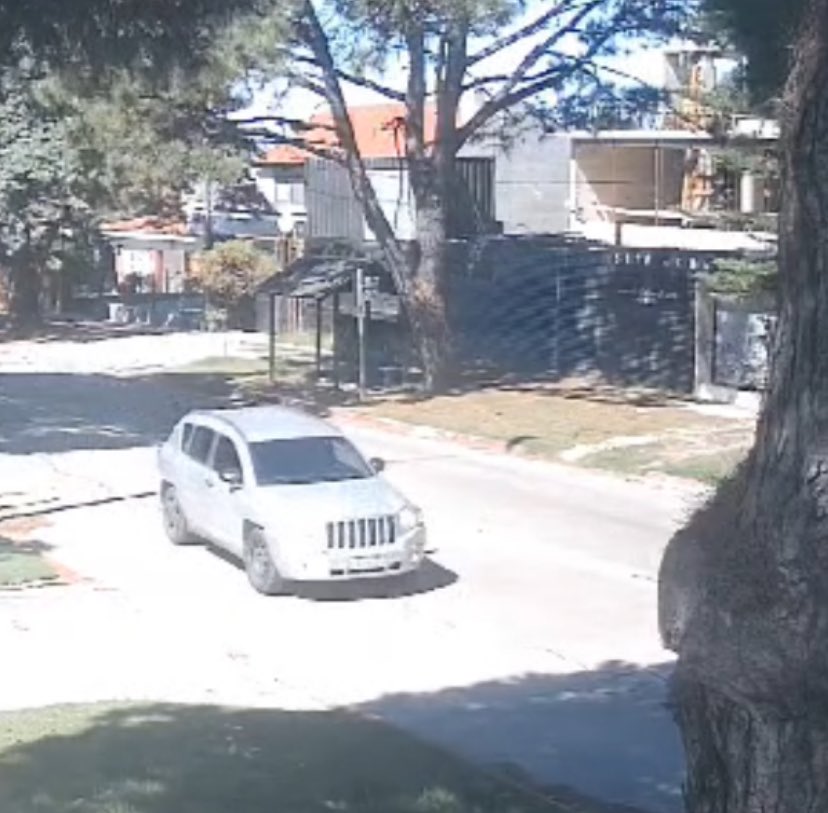EPreve's tweet photo. 💣 ALERTA

🚨 Policía investiga reaparición en Carrasco de Pablo Goncalvez.

🔴 Ingresó a Uruguay por el puente de Salto Grande. 

👮‍♂️ Seccional 14 recibió denuncia sobre abordaje de Goncalvez a joven mujer este fin de semana. 

🗣️ Ampliaremos en minutos. https://t.co/j2IhWNWVPs