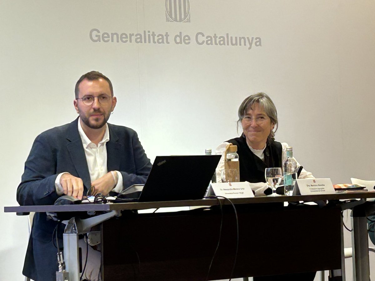 La prof @MarionaID @univgirona i el prof @axmourpi @universitatURV reflexionen sobre els nous desafiaments del Dret internacional humanitari, molt interessant! @gencat @Udgfdret