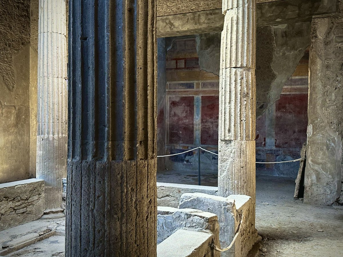 I’m not sure there is anything more satisfying when it comes to frescoes than seeing them in situ and the context in which they were meant to be seen. (Or, at least, as close as we can get). House of the Four Styles, #Pompeii #FrescoFriday