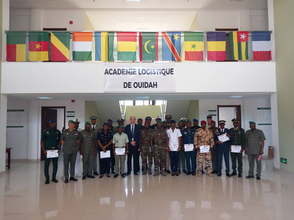 🇧🇯🇫🇷 : 6 mois après sa relocalisation au #Bénin, l’académie de logistique de #Ouidah ouvre ses portes. ➡️ La 1ère cérémonie de remise des diplômes de qualification logistique de niveau 1️⃣ s’est déroulée en présence des 21 stagiaires issus de 11 nationalités. #ENVR #coopération