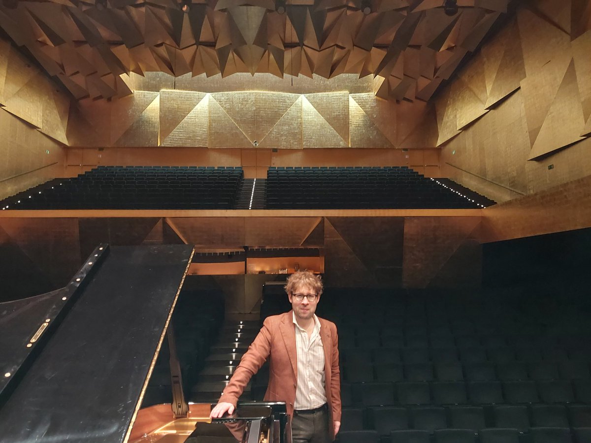 Wykonywałem utwory dedykowane przez kompozytora innym kompozytorom np. Fantazja Schumanna(dedykowana Lisztowi) i Kreisleriana(Chopinowi).NIGDY nie grałem utworu dedykowanego aktorowi, Charlie #Chaplin -owi! Efekt wzajemnej przyjaźni obu Panów dzisiaj w <a href="/FilharmoniaSZN/">Filharmonia Szczecin</a> #Tansman.