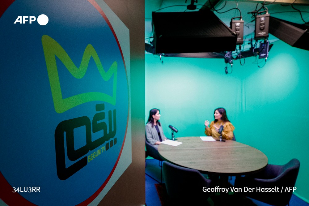 Agence France-Presse (@afpfr) on Twitter photo 📺Une ONG vient de lancer une chaîne de télé éducative, diffusant par satellite depuis Paris. Elle propose gratuitement des cours reprenant le cursus scolaire afghan à destination des collégiennes et lycéennes privées d'éducation #AFP
➡️ u.afp.com/5gdS
✍️ <a href="/PeytermannL/">Peytermann Lucie</a> 📺Une ONG vient de lancer une chaîne de télé éducative, diffusant par satellite depuis Paris. Elle propose gratuitement des cours reprenant le cursus scolaire afghan à destination des collégiennes et lycéennes privées d'éducation #AFP
➡️ u.afp.com/5gdS
✍️ <a href="/PeytermannL/">Peytermann Lucie</a>