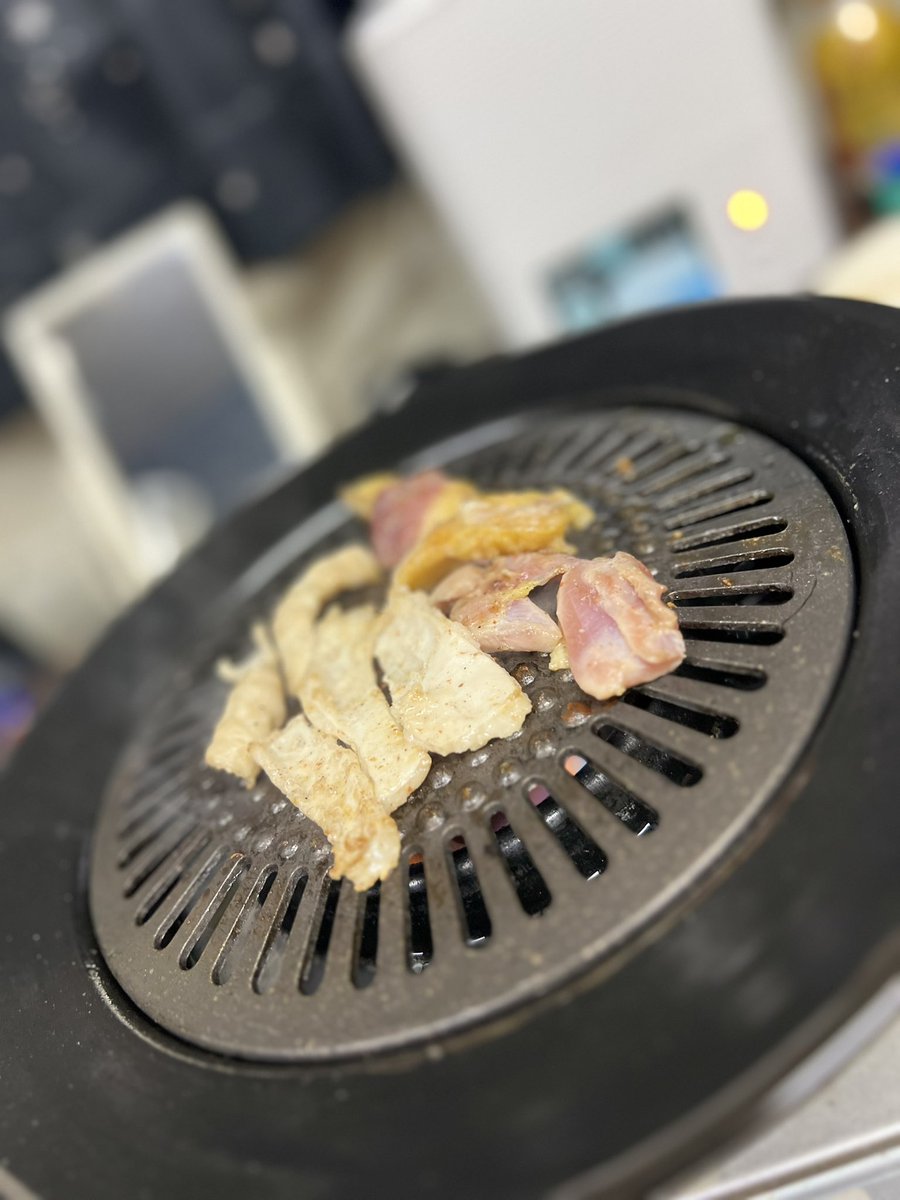 masayabase's tweet photo. ドライバーの山川くんからスポンサーのももぞうさんのお肉の差し入れ！うまーーーーーい！！これは美味すぎるからみんな買った方がいい！一度お試しください！
詳細は山川まで！ https://t.co/0UtYWw71BZ