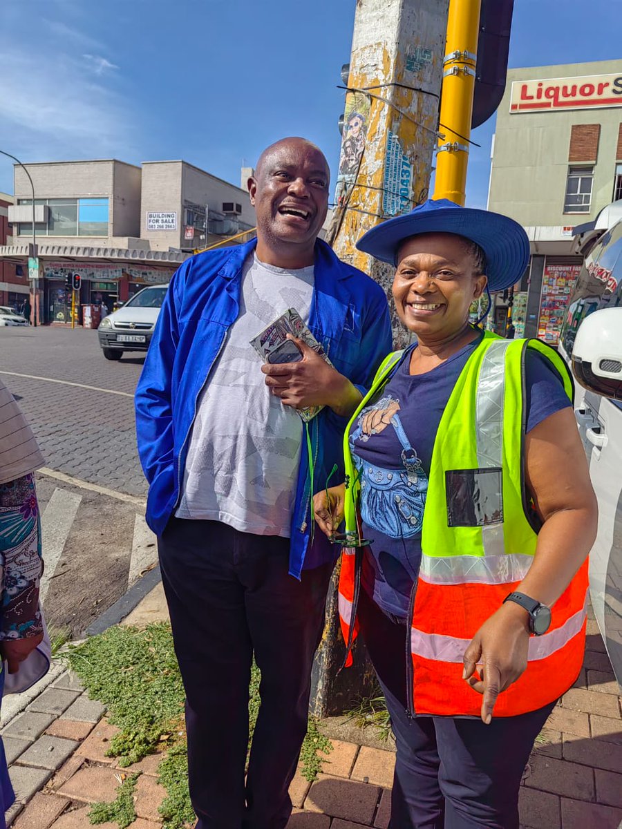 CleanerJoburg's tweet photo. Jozi! There is more - Pikitup Southdale depot with leadership and supporting entities in Region F. Our Educational Heroes there to assist the public #PickItUp #DontDrop #ReduceReuseRecycle @CityofJoburgZA @RegionF_Joburg https://t.co/Fdi7DMZXEs