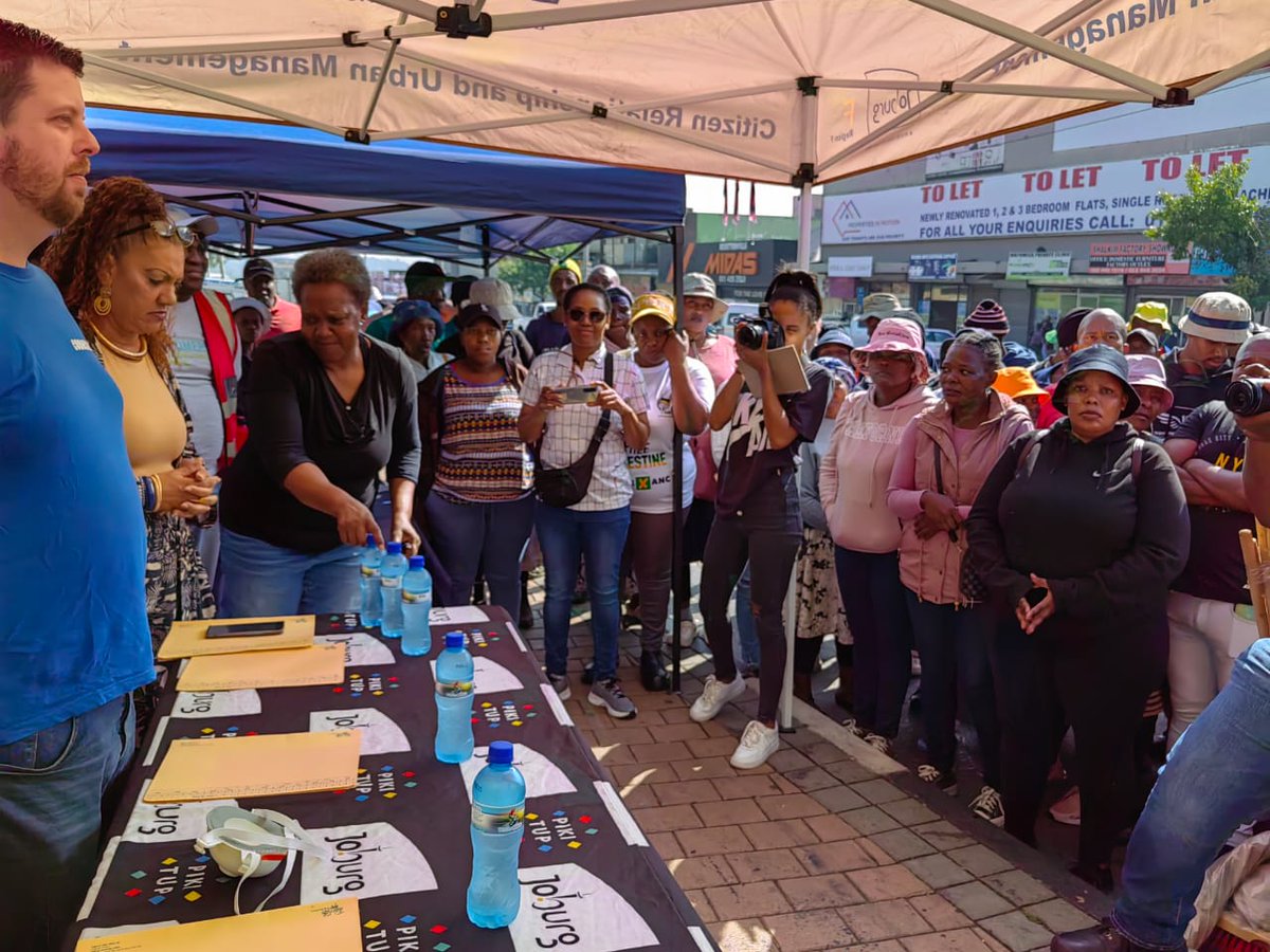 CleanerJoburg's tweet photo. Jozi! There is more - Pikitup Southdale depot with leadership and supporting entities in Region F. Our Educational Heroes there to assist the public #PickItUp #DontDrop #ReduceReuseRecycle @CityofJoburgZA @RegionF_Joburg https://t.co/Fdi7DMZXEs
