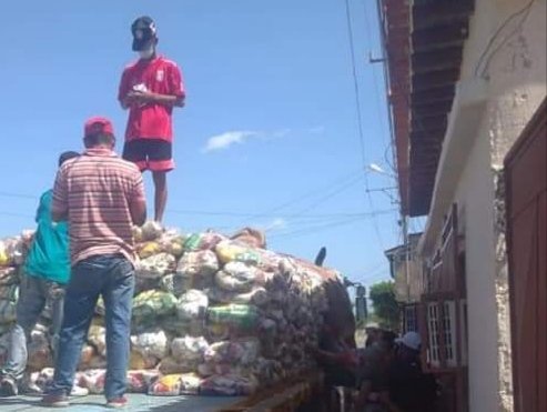 #Carora | Las familias de la parroquia Trinidad Samuel, comuna Expedito Cortés , recibieron por parte del Pdte <a href="/NicolasMaduro/">Nicolás Maduro</a>, 3018  combos de alimentos beneficiando  a 6 clap de dicha  comuna . 

#ConstruyendoPatria 
#SoyComunicadorClap <a href="/AdolfoP_Oficial/">Adolfo Pereira Gobernador</a>