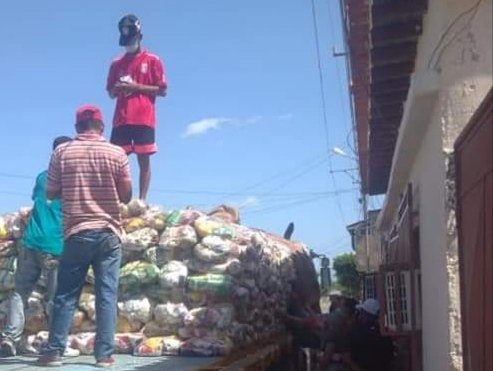 #Carora | Las familias de la parroquia Trinidad Samuel, comuna Expedito Cortés , recibieron por parte del Pdte @NicolasMaduro, 3018  combos de alimentos beneficiando  a 6 clap de dicha  comuna . 

#ConstruyendoPatria 
#SoyComunicadorClap @AdolfoP_Oficial