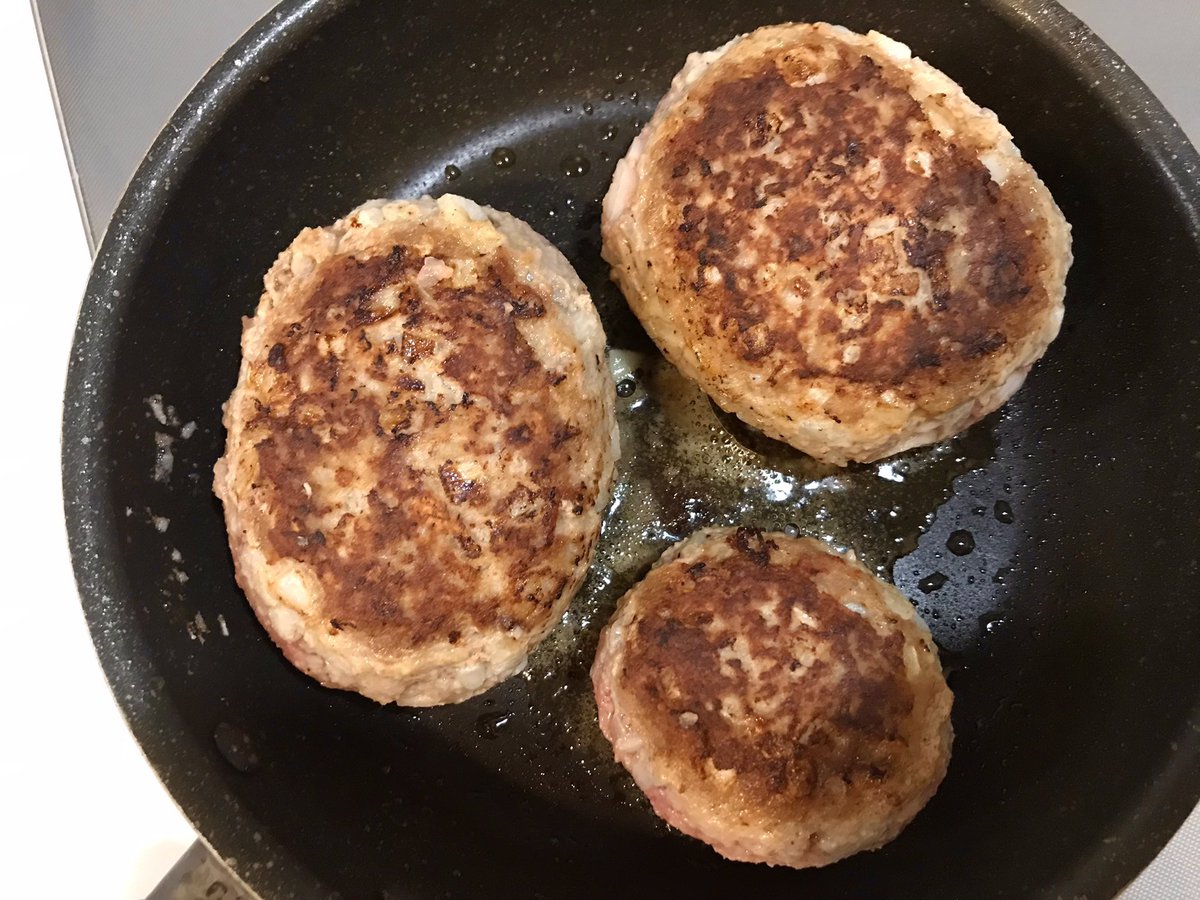 mainooyatsu's tweet photo. 半熟卵のハンバーグができるまで🍳
幸せな気持ちになれました✨ https://t.co/9aK6zM4F1W