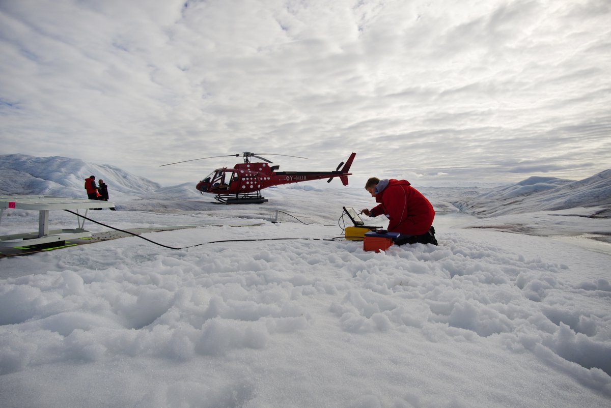 Der 79° N-Gletscher in #Grönland verliert jedes Jahr enorm viel Eis. Eine neue Studie unter Leitung des #AWI zeigt, dass die Eisdecke seit 1998 um mehr als 160 Meter dünner geworden ist. 👉awi.de/ueber-uns/serv… 📸Niklas Neckel
