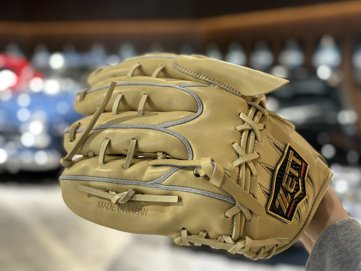 standin_2022's tweet image. #zett   👑
#PROSTATUS  #PREMIUM  

( 捕手モデル )
親指芯に近いポイントに
ポケットを形成しやすいL型指カバー付き横型モデル！
( 投手モデル )
大型の藤浪モデルを平均的で使いやすい大きさにアレンジ。しっかり握り込むことができ力強い投球をサポート！

Price：¥75,900(税込)