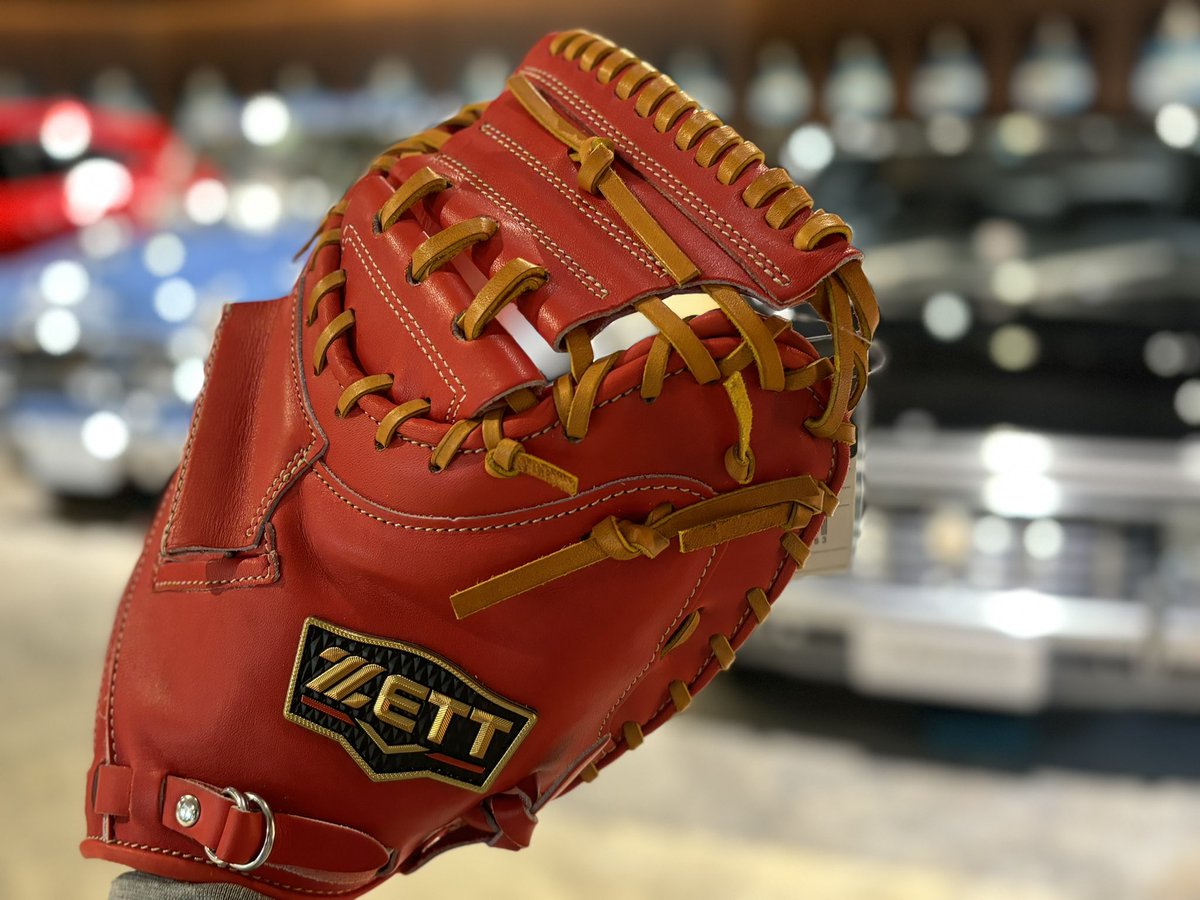 standin_2022's tweet image. #zett   👑
#PROSTATUS  #PREMIUM  

( 捕手モデル )
親指芯に近いポイントに
ポケットを形成しやすいL型指カバー付き横型モデル！
( 投手モデル )
大型の藤浪モデルを平均的で使いやすい大きさにアレンジ。しっかり握り込むことができ力強い投球をサポート！

Price：¥75,900(税込)