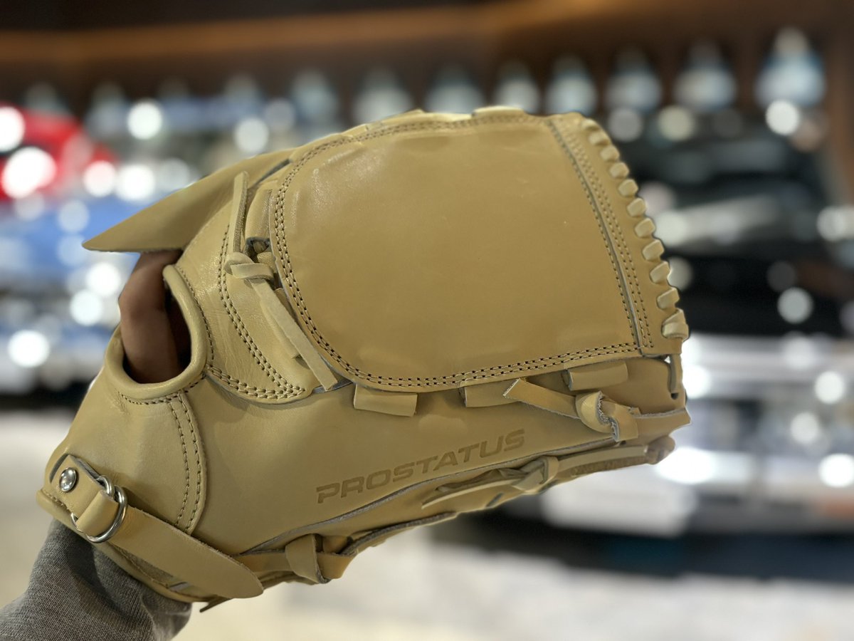 standin_2022's tweet image. #zett   👑
#PROSTATUS  #PREMIUM  

( 捕手モデル )
親指芯に近いポイントに
ポケットを形成しやすいL型指カバー付き横型モデル！
( 投手モデル )
大型の藤浪モデルを平均的で使いやすい大きさにアレンジ。しっかり握り込むことができ力強い投球をサポート！

Price：¥75,900(税込)