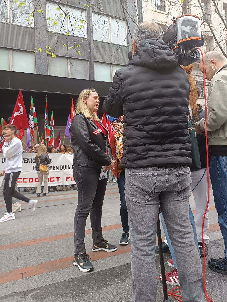 zerbitzuakccoo's tweet photo. 🔴Hoy las plantillas de BANCA están llamadas a la HUELGA por un convenio justo, con incrementos salariales para toda la plantilla.

#sectorfinancieroenlucha 
#22MHuelga24Horas

📸 ¡EMPEZAMOS!   Banco Sabadell en #Bilbao, oficina cerrada ✊

#CuelgaLaChaqueta https://t.co/M6MdFZeJL1