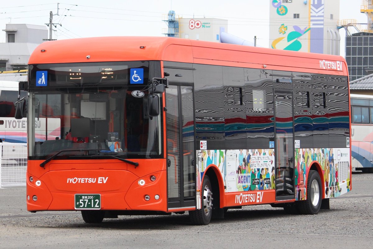 伊予鉄バスの電気バス増備車両 斎院営業所で整備していた5712。