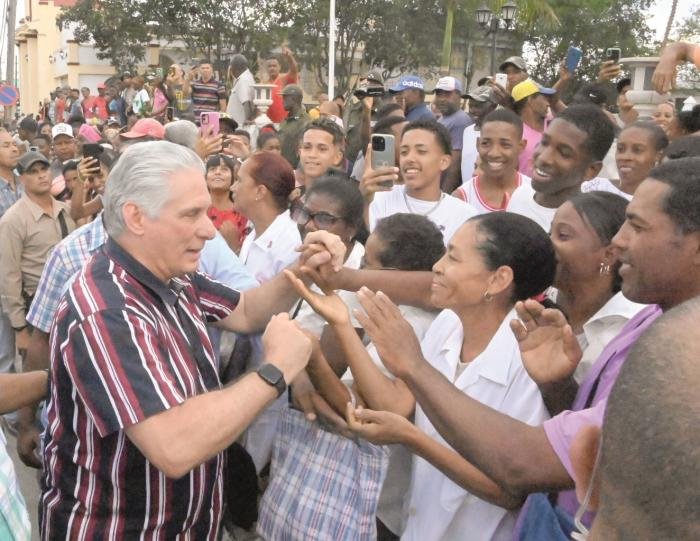 Santiago de Cuba se tiró para la calle, pero con la Revolución y con Díaz-Canel. Al municipio de Songo la Maya llegó, luego de visitar, en la propia jornada de ayer, el territorio de El Salvador, en Guantánamo. #RadioSandino #Cuba