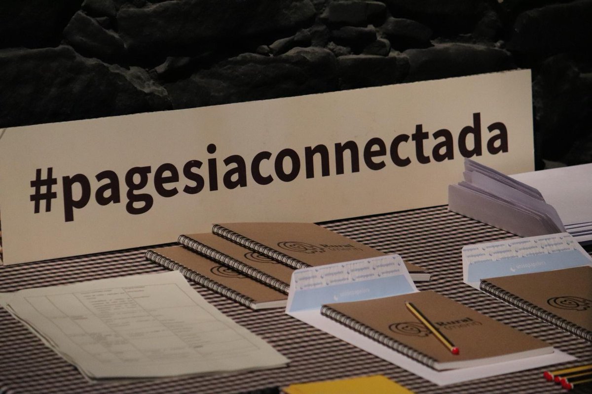 Després d'una bona estona d'esmorzar de pagès i conversa (tan important una cosa com l'altra), reprenem Rural(ment)

Ara buscant els ressons i el sons de la pagesia del futur a partir de les emocions expressades a la primera part