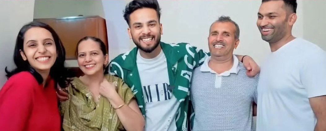101Prasenjit's tweet photo. The Elvish Army rejoices today as Elvish Yadav has been granted bail, sparking joy among fans!

#सुस्वागतम्_एल्विश_यादव
#ElvishaYadav #ElvishArmy𓃵 

https://t.co/DGY5Cn69mg