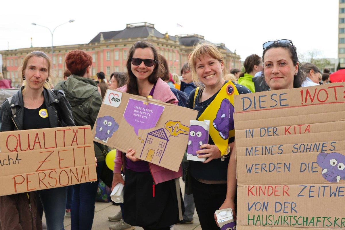 AWO Potsdam Bezirksverband (@awo_potsdam) on Twitter photo Als Mitglied der AWO-Landesarbeitsgemeinschaft begrüßen wir, dass sich der <a href="/Brandenburg_LT/">Landtag Brandenburg</a> endlich wieder mit der seit Jahren überfälligen Kitareform befasst hat. Der Gesetzesentwurf ist eine gute Grundlage für Gespräche. Worauf warten? #kitakollaps
t1p.de/2gnyf Als Mitglied der AWO-Landesarbeitsgemeinschaft begrüßen wir, dass sich der <a href="/Brandenburg_LT/">Landtag Brandenburg</a> endlich wieder mit der seit Jahren überfälligen Kitareform befasst hat. Der Gesetzesentwurf ist eine gute Grundlage für Gespräche. Worauf warten? #kitakollaps
t1p.de/2gnyf