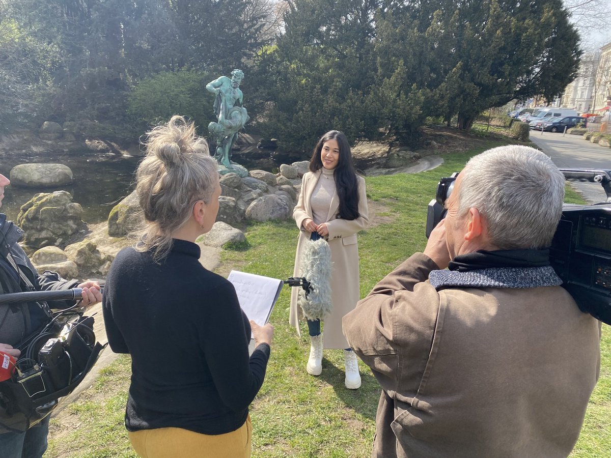 Am Mittwoch hatte ich ein spannendes Interview mit dem lieben Fernsehteam vom rbb „Der Tag“. 
Kleiner Hinweis: Wir haben uns mit der Skulptur im Hintergrund beschäftigt. 

Ich bin schon gespannt auf die heutige Sendung. Schaltet ein ab 18 Uhr! 😊