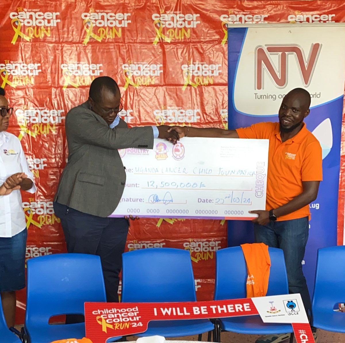 Mr. Henry Mambwe handed a dummy cheque of UGX 12.5M to the chairman of the #ChildhoodCancerRun organizing committee @mechodu_ who pledged to ensure that the funds help in making the run a success!