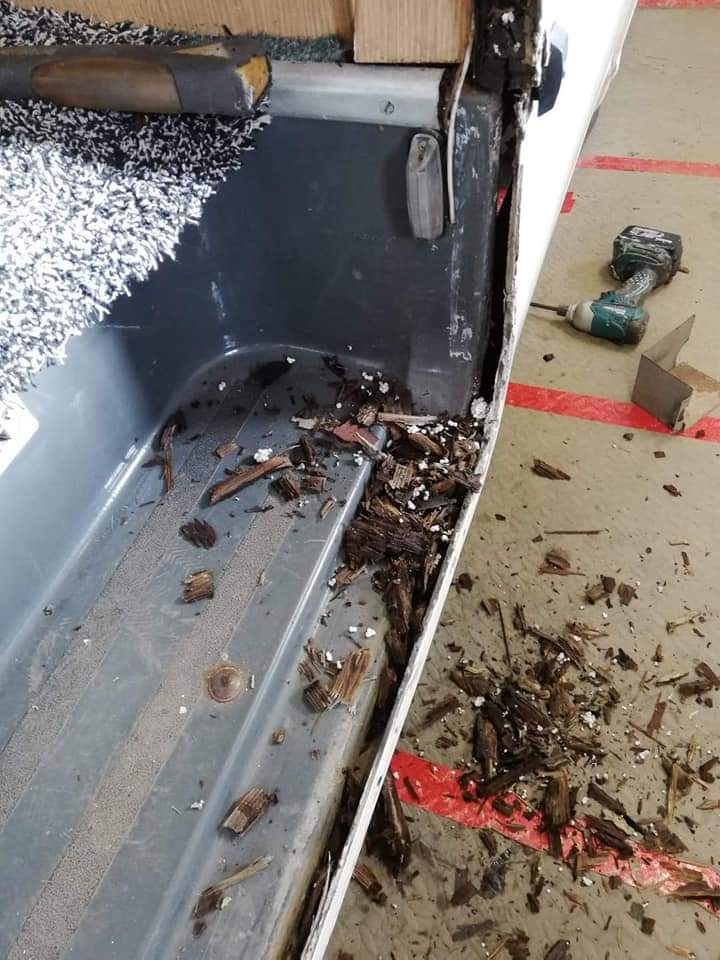 TheEnglishCarav's tweet photo. On This Day 2019...
'Out with the old .. in with the new'!
#theenglishcaravancompany #vintagecaravanworkshop #Motorhome #MotorhomeRepair #Rot #OutWithTheOldInWithTheNew https://t.co/9pkHB0zx0U
