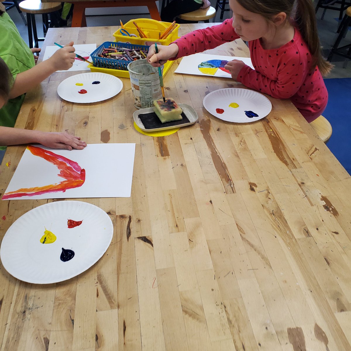 stark_kellie's tweet photo. First grade color mixing! @stark_kellie @CoolidgeCougars https://t.co/tEdPC71MVE