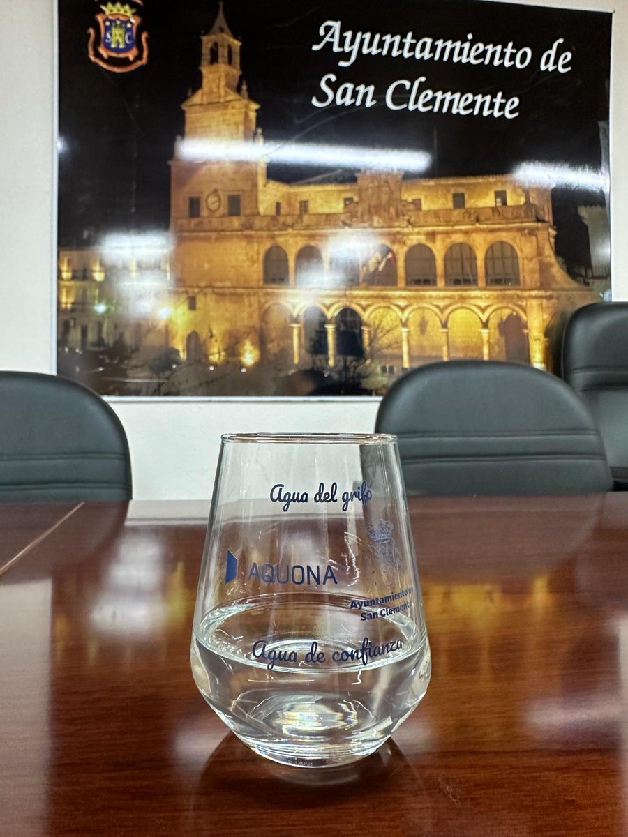 Veolia_Castilla's tweet photo. Desde @InfoAquona en #SanClemente, celebramos el #DíaMundialdelAgua colaborando con el @sanclementeayto con #vasos y #jarras para beber #aguadelgrifo e hidratarse en el día a día municipal.
Gota a gota, gesto a gesto para alcanzar un futuro más sostenible e inclusivo. https://t.co/WAAK2661NX