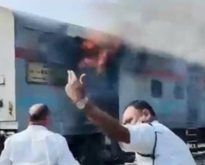 2Arati's tweet photo. #TheBurningTrain
#नाशिक रोड रेल्वे स्टेशनवर मुंबईहून गोरखपूरकडे जाणाऱ्या #गोदान एक्सप्रेसच्या शेवटच्या डब्याला आग.
#Nashik #GodanExpress #IndianRailways #Mumbai https://t.co/dVCHczrx7n