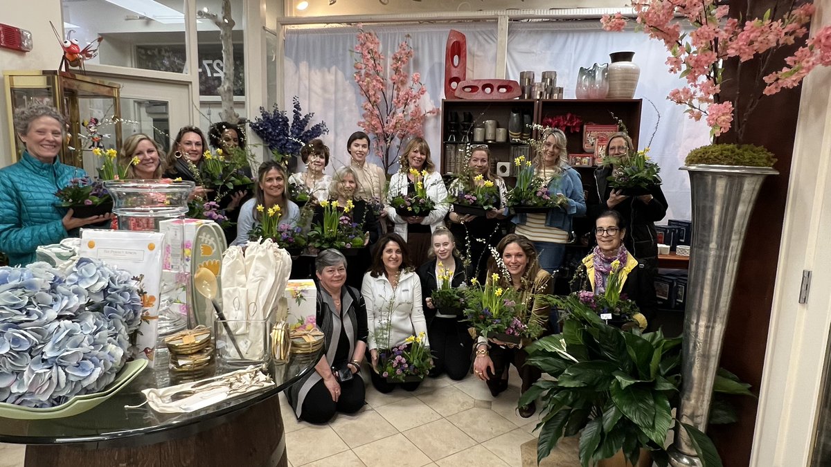 Thanks to everyone who came out to this week's floral design class! Stay tuned for next month's class info. #floraldesign #floralworkshop #florist #ViennaVA