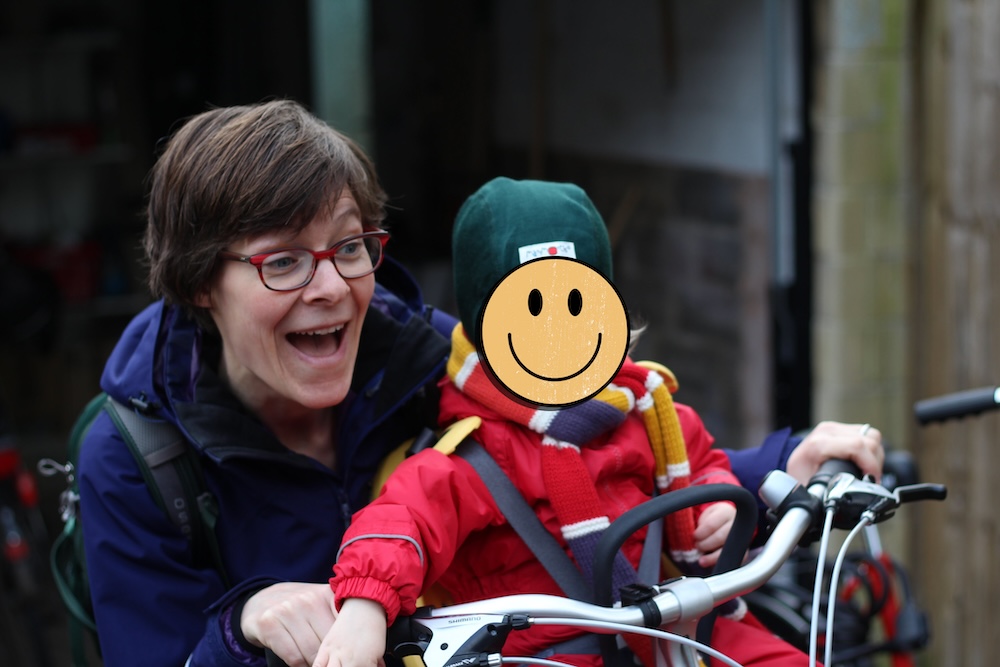 I love it when my work and life align!!! I've created this super short questionnaire at @CycleSprog that parents (and grandparents/carers/etc) can fill in to figure out how to carry children on their bike: bit.ly/carrykidsbybike This is me with my eldest a while ago 😍
