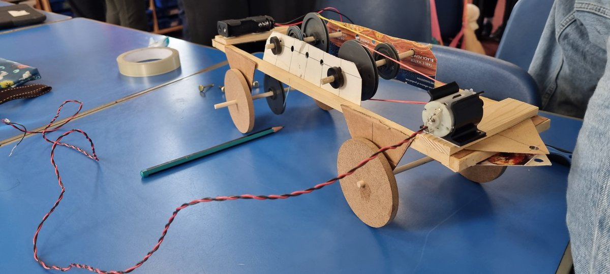 stockbridge_ps's tweet photo. Great collaboration in P6- STEM learning. #primaryengineers https://t.co/brYI0BEI3n