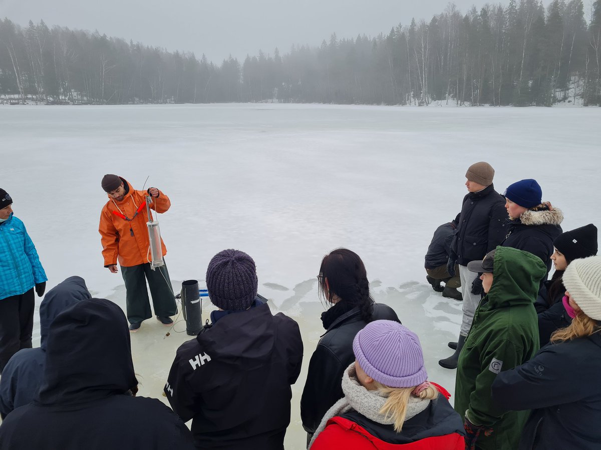 Annual fieldwork day at #Kuusijärvi with BSc students from @BioEnvHelsinki learning winter sampling methods in aquatic #biogeochemistry. The course is now in its 7th year, only once did we not manage to take samples in March (2020: covid + ice-free winter). @UHEcoEnvi