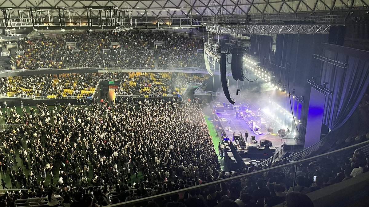 RodRodleon33's tweet photo. Estuve anoche en #Placebo en @movistararena .
El sonido increíble.
La energía del público impresionante.  
El mensaje de no grabar y disfrutar el concierto muy necesario.
Decepcionante y mezquino no tocar sus clásicos en visita post 10 años. (50% del playlist fue el disco nuevo) https://t.co/6OBcrOrGiI
