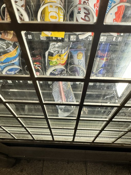 paying &euro;1 for a capri sun in the train is already an L but lmao https://t.co/GQ7Et0sWJn