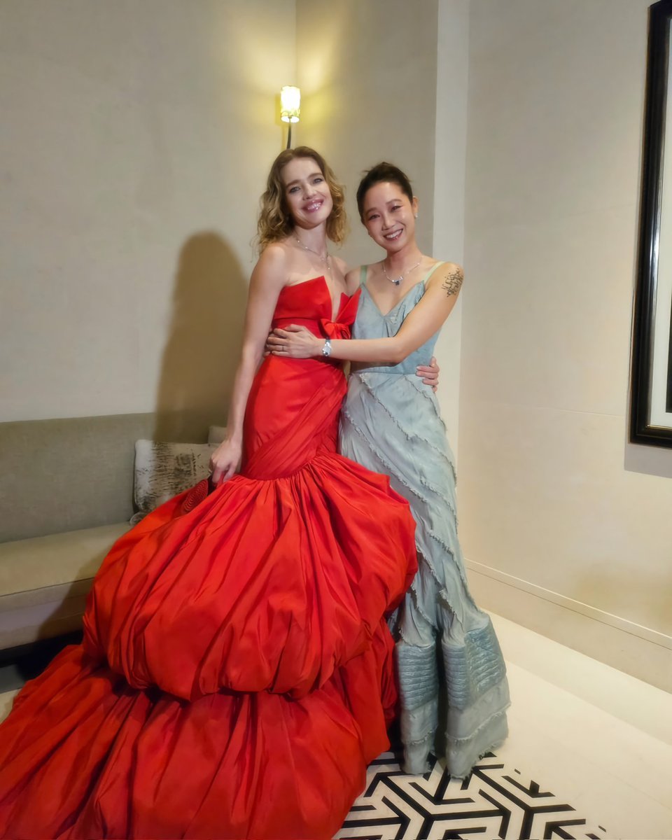 GONG HYO JIN with Natalia Vodianova at The Children Ball Charity in Hongkong 🇭🇰 (24.03.21)

'I hug without knowing 🧚'

#gonghyojin #konghyojin #공효진 #gongvely #kongvely #공블리