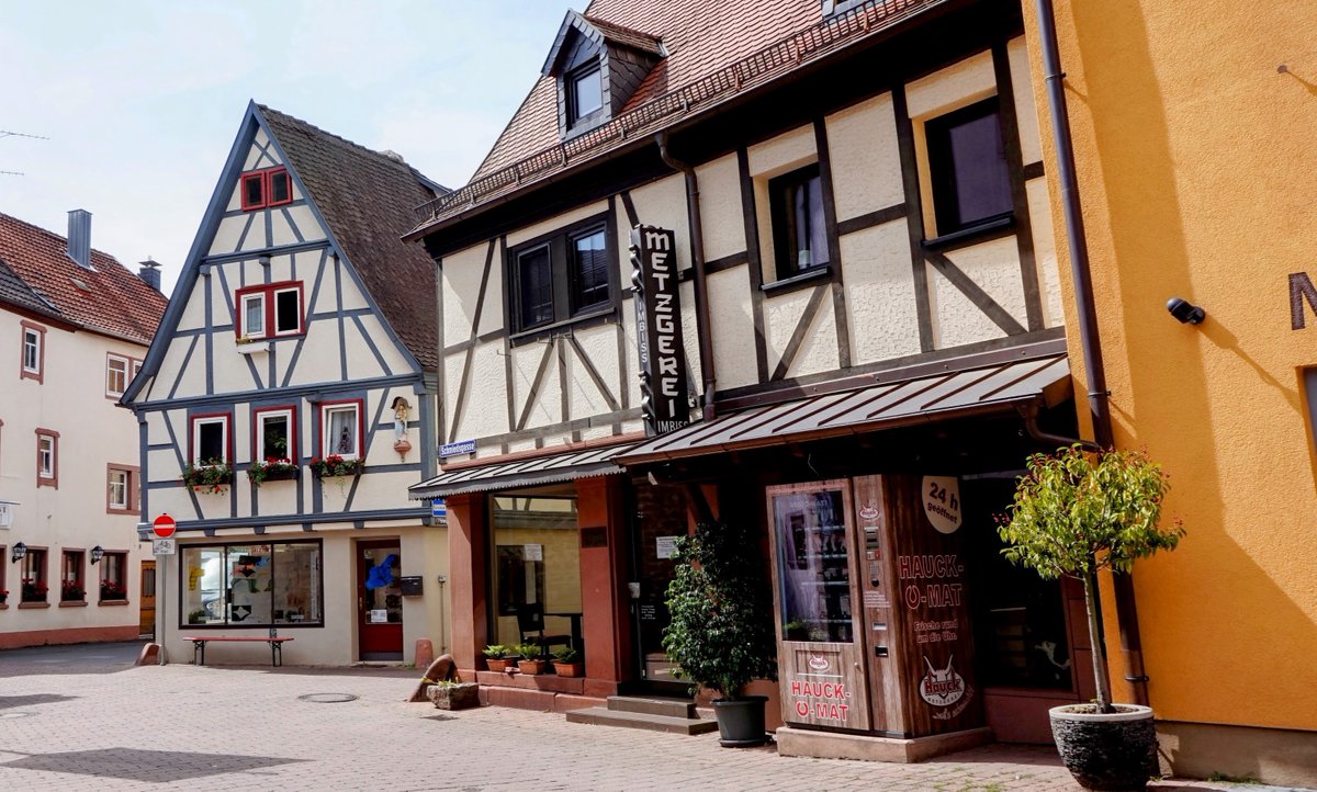 anderswohin's tweet photo. Eine geheimnisvolle Kapelle, das älteste Fachwerkhaus Bayerns und eine ehemalige Abtei mit berühmter Rokoko-Kirche stehen in #Amorbach. Über den Besuch in der Barockstadt im #Odenwald erzählen wir hier: https://t.co/HSP8AzChkb https://t.co/UCID1KQHJI