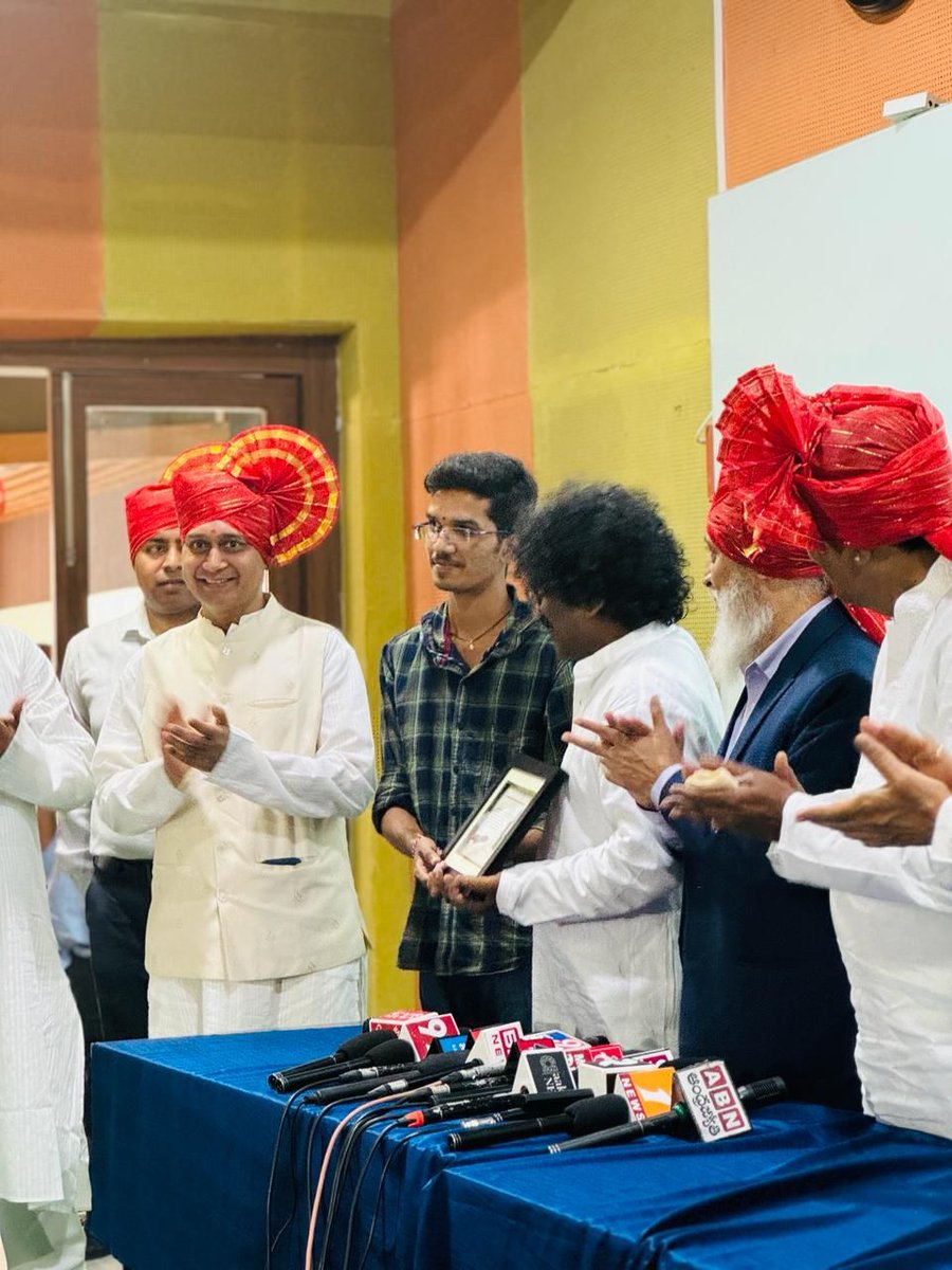 sr_university's tweet photo. A student's heartfelt gesture. Gifting his artwork to our guest, the famous lyricist Sri. K. Chandra Bose, during the press conference in our 1st convocation.

#SRU #SRUniversity #Convocation #StudentArt #HeartfeltGesture #lyricist https://t.co/lajYvtGmY8