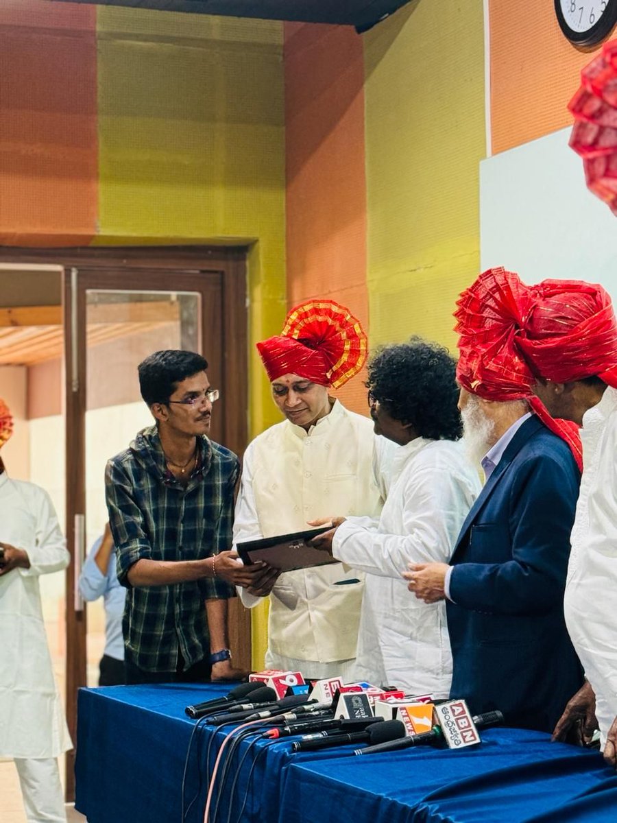 sr_university's tweet photo. A student's heartfelt gesture. Gifting his artwork to our guest, the famous lyricist Sri. K. Chandra Bose, during the press conference in our 1st convocation.

#SRU #SRUniversity #Convocation #StudentArt #HeartfeltGesture #lyricist https://t.co/lajYvtGmY8