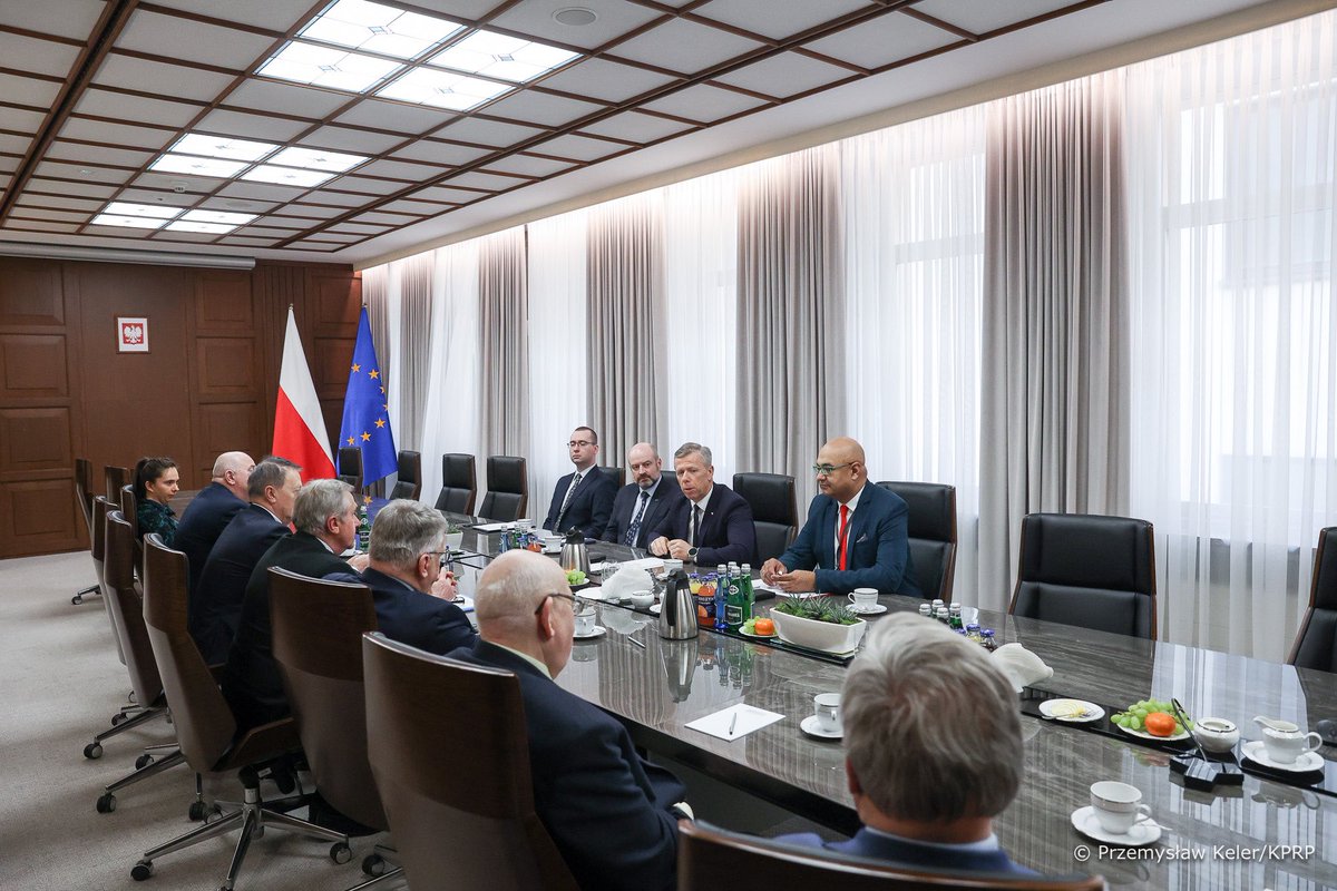 Wspólnie z Zastępcą Szefa Kancelarii @prezydentpl Panem Ministrem @_piotrcwik wzięliśmy udział w spotkaniu z przedstawicielami organizacji przewoźników drogowych, które było poświęcone sytuacji branży transportowej. Spotkanie odbyło się 21 marca br.
Zdjęcia: Przemyslaw Keler/KPRP