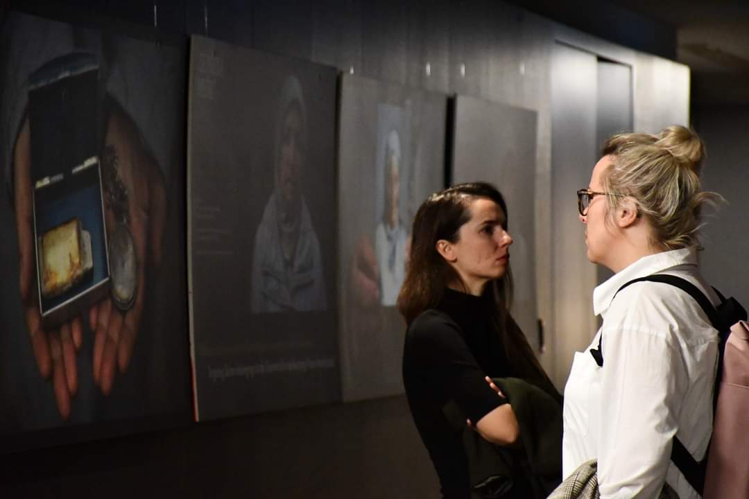 The conference closed with the opening of the impactful #MEMENTO exhibition, presenting stories of women survivors of genocide and the historical artifacts they donated to the Srebrenica Memorial Center. During the exhibition opening, we heard from Munira Subašić and Kada Hotić.