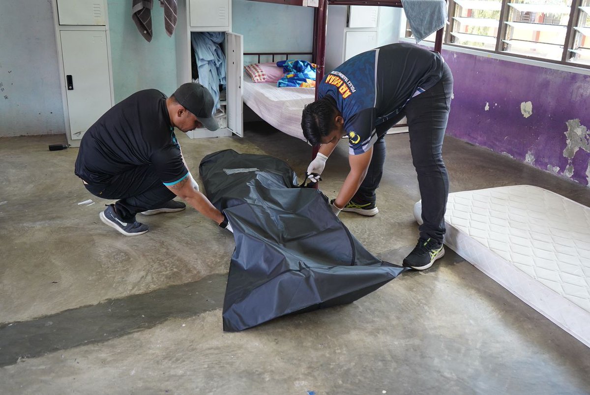 imalianaesa's tweet image. Seorang pelajar 17 tahun maut dibelasah di asrama kolej vokasional di Lahad Datu.
Polis telah menahan 13 pelajar lelaki berusia antara 16-19 tahun dan merampas alat pengecas telefon dipercayai berkait kes.
@BuletinTV3