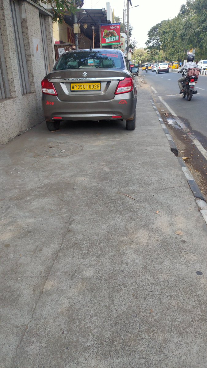 sugguruoff's tweet photo. Hi @ChennaiTraffic @chennaicorp cars continuously obstructing pedestrians 🚸. I reported yesterday. Any action is taken ??? 

Photos taken by 22 March 2024 morning 9 50 AM . Location pinned in yesterday complaint.

#chennaipolice https://t.co/IaDPZxwRNM