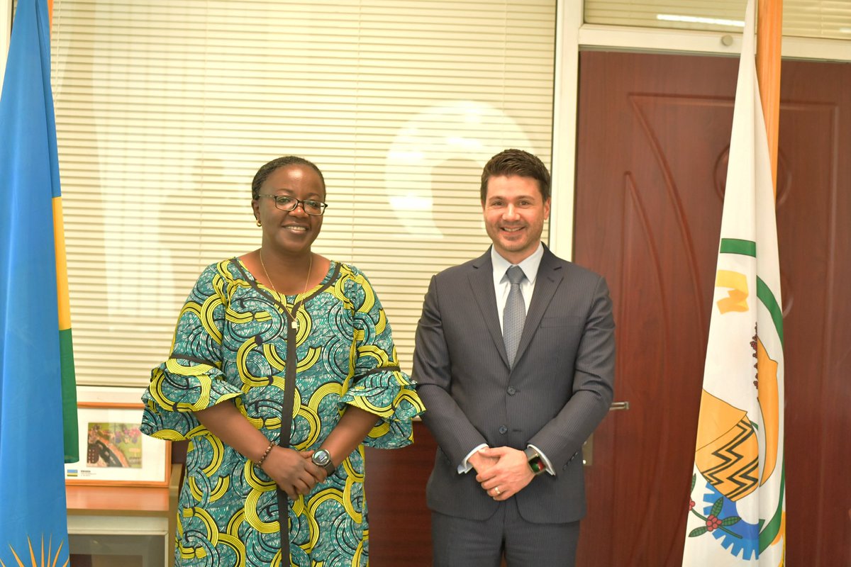 Today, Minister @MujaJeanne had a courtesy meeting with @Ash_Carl80, the Chief of Mission at @IOMRwanda. Their discussion centered on the impacts of climate change on migration and the potential partnership opportunities between the Ministry and IOM. #GreenRwanda🇷🇼🌿