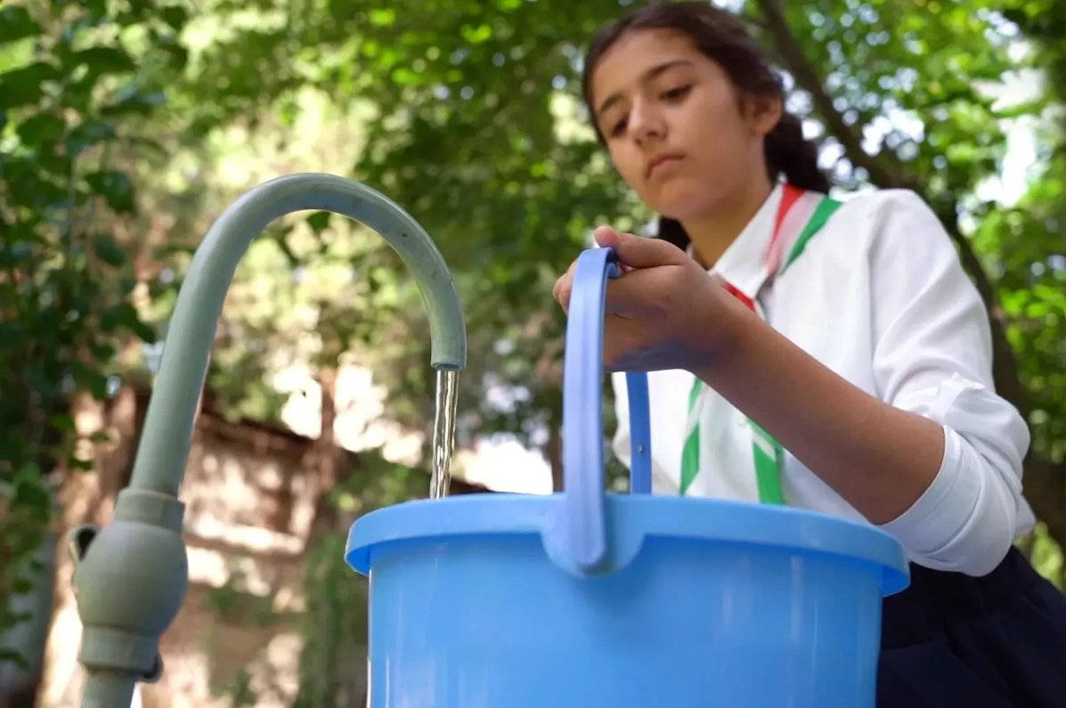 Climate change is threatening children’s access to water in Central Asia. But young people aren't waiting for solutions – they're creating them. See how young climate activists are inspiring action: uni.cf/3TLcQUW @unicef_eca